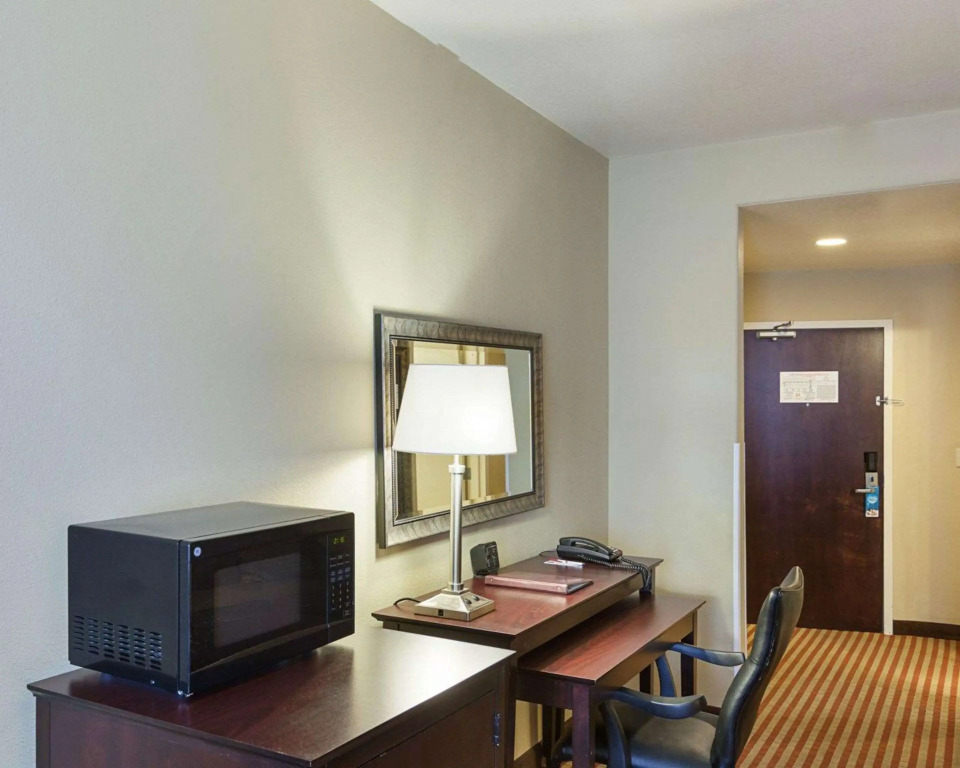 Comfort Suites Medical Center near Six Flags