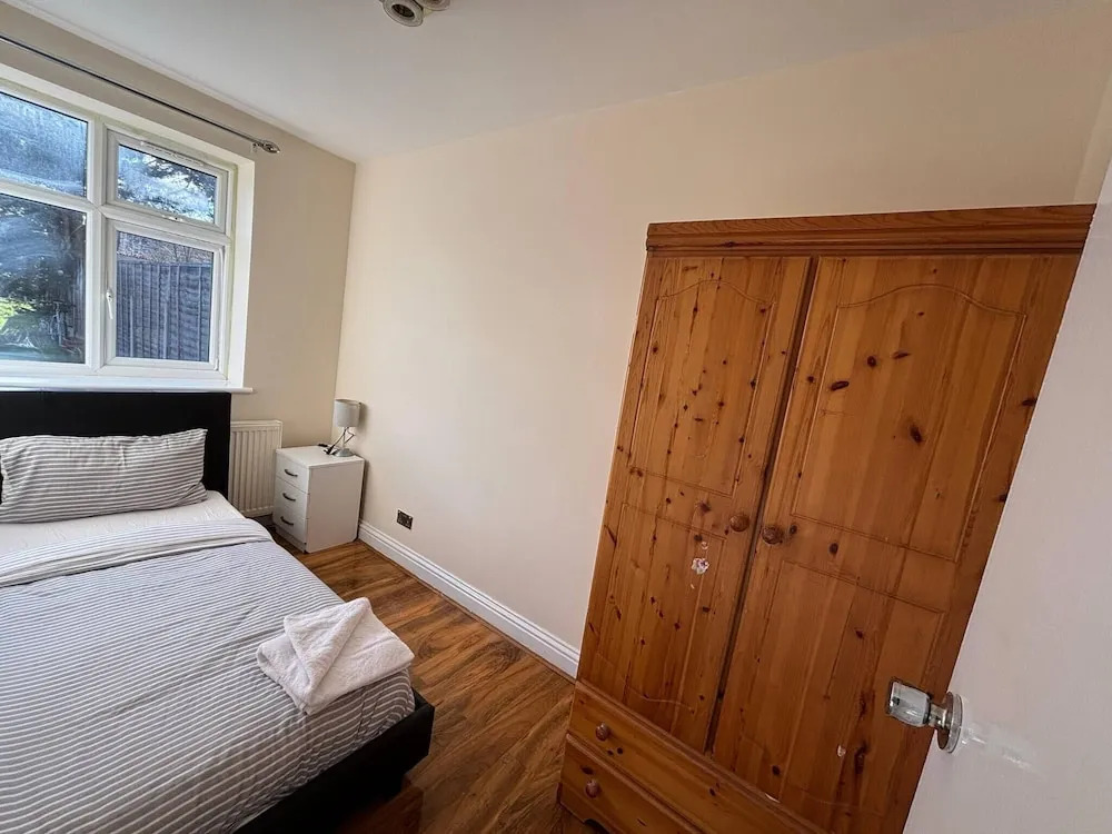 Large & Cozy 5-bed House in a Quiet Dagenham Area