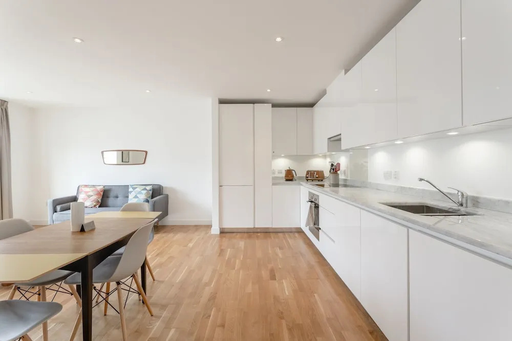 Stylish 2 Bedroom Flat With Balcony