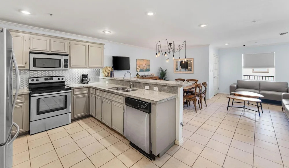 Condo w Semi-private Pool & Just 1 Block to Beach!