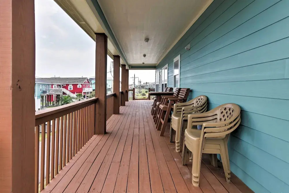 Port Bolivar Getaway w/ Ocean View: Walk to Beach!