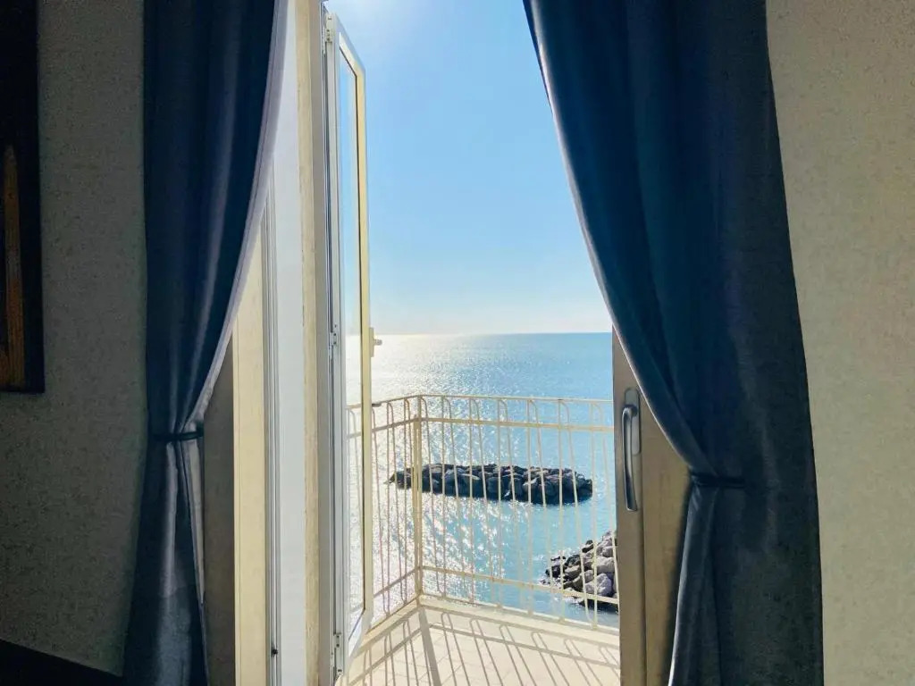 Sea View Apartment 5 mt from the beach