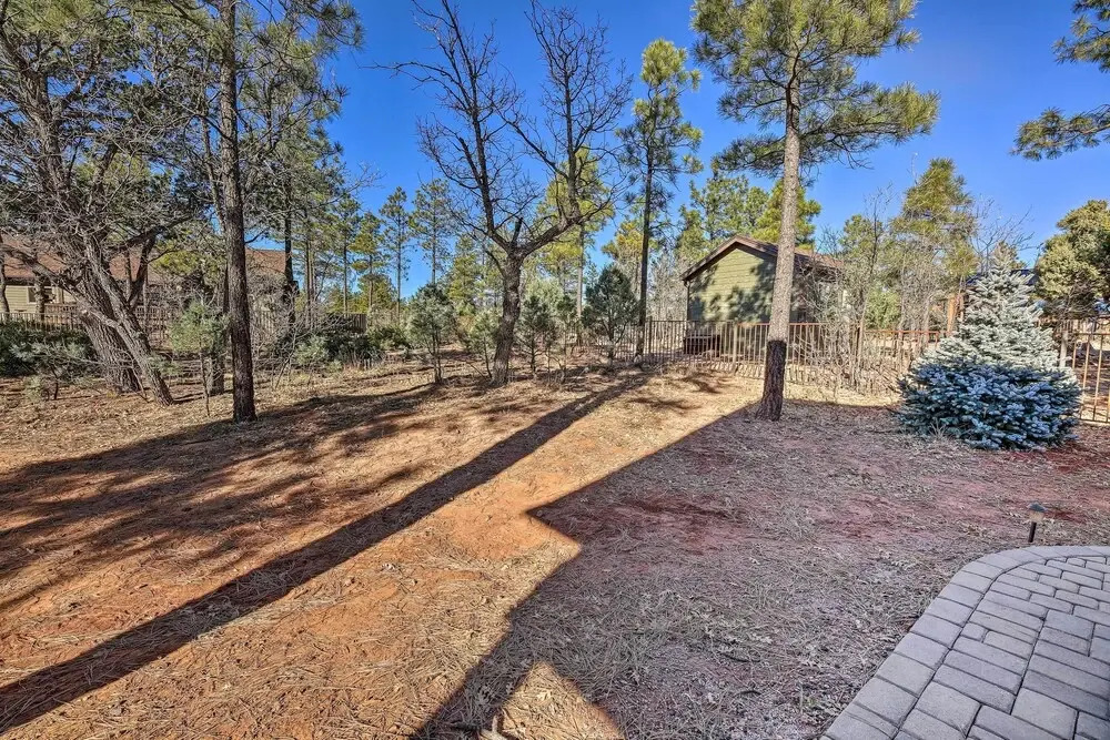 Hot Tub & Ponderosa Views! Luxe Cabin in Lakeside