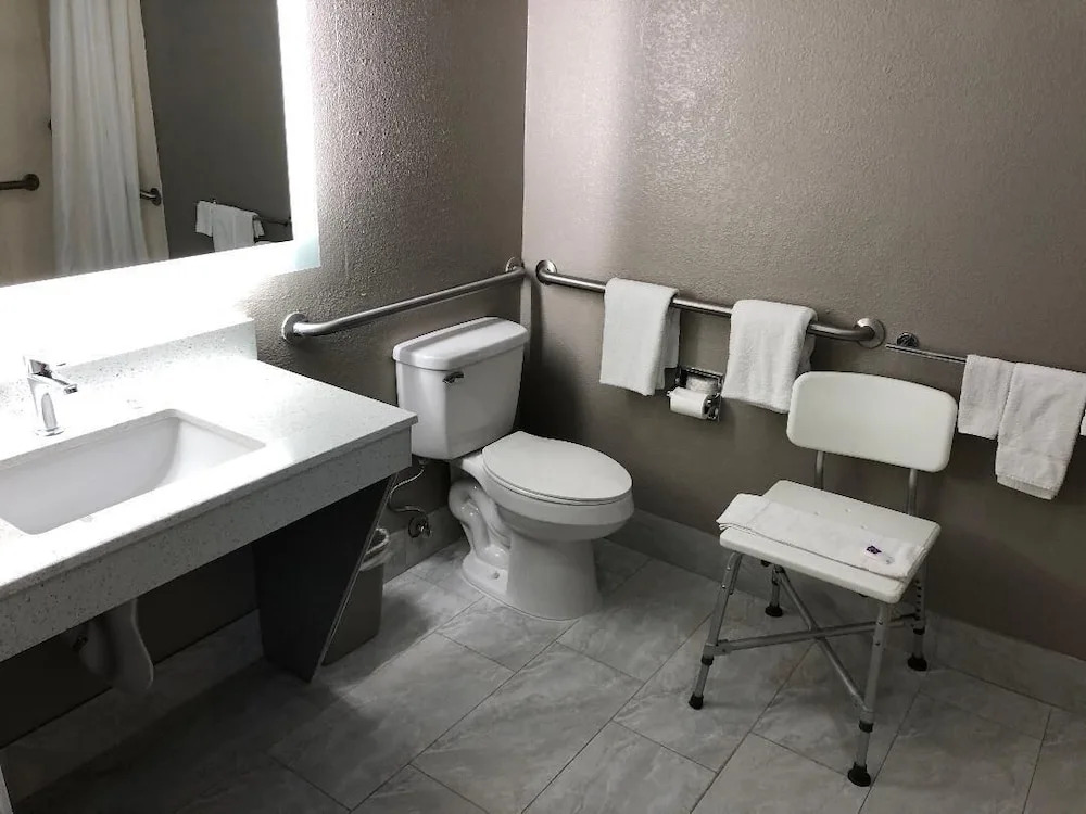 Econo Lodge Inn & Suites