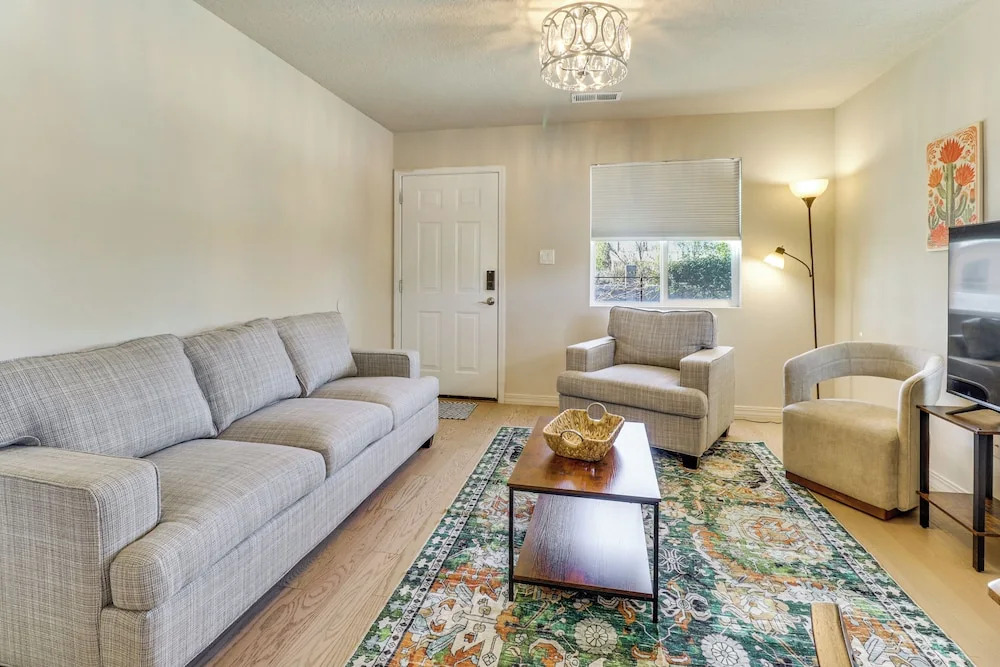 2 Mi to Old Town Abq! Cozy Desert Retreat