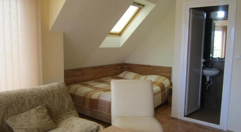 Хотел ЮГ / Guest House Yug