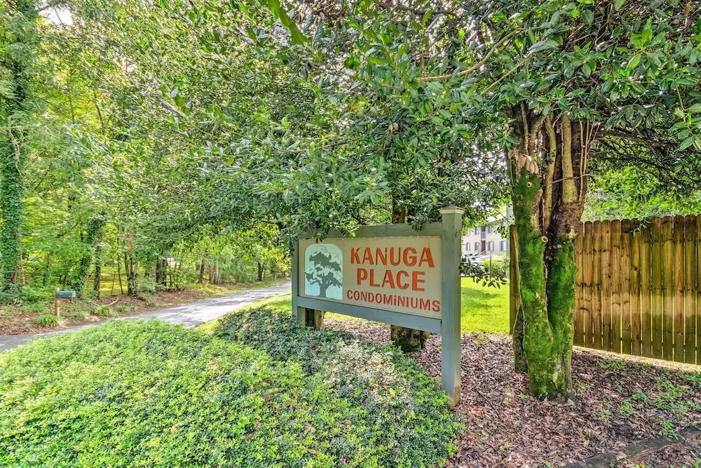 Condo w/ Sunroom, Near Downtown Hendersonville!
