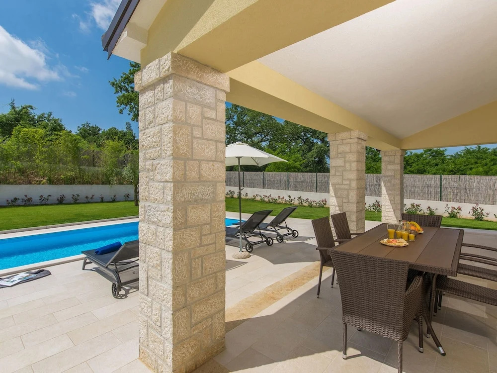 Villa Giovanna Fuskulin With Pool Near the Beach