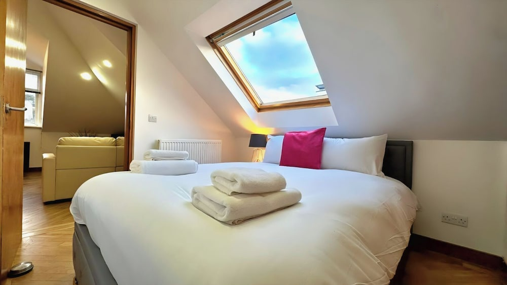 Quiet Top-floor Retreat