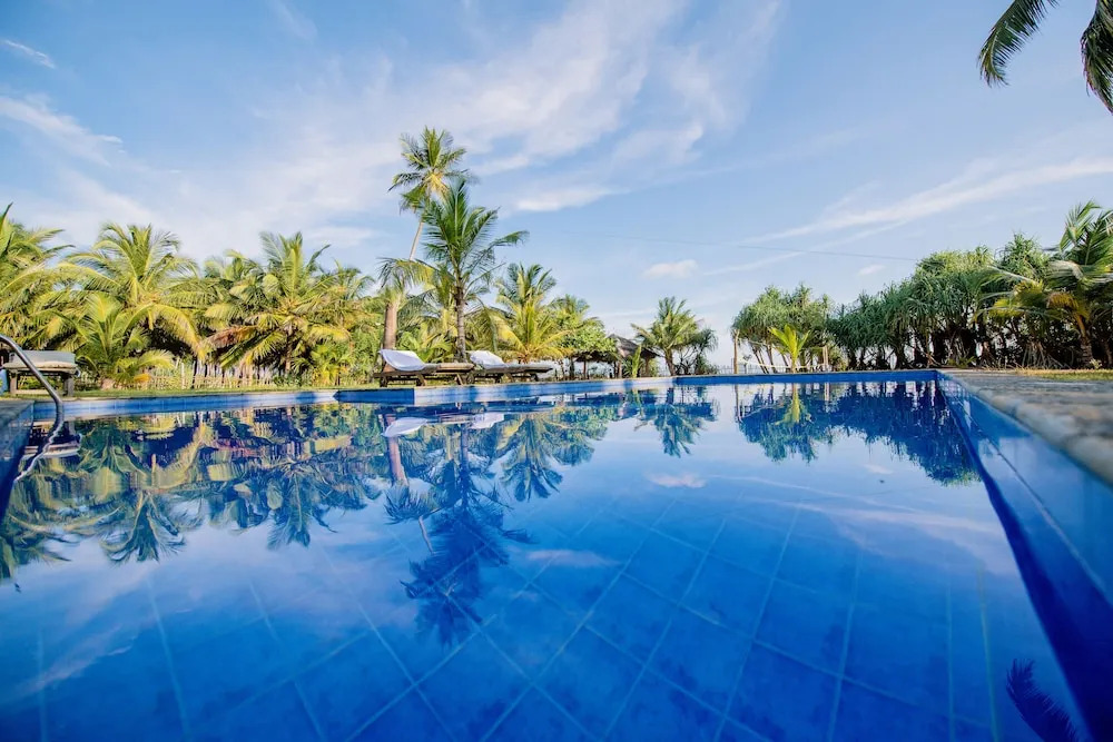 Ardeen Villa - superb 3 bedroom beachfront BB for 6, in Ranna- Tangalle- pick up, serviced, taxes included