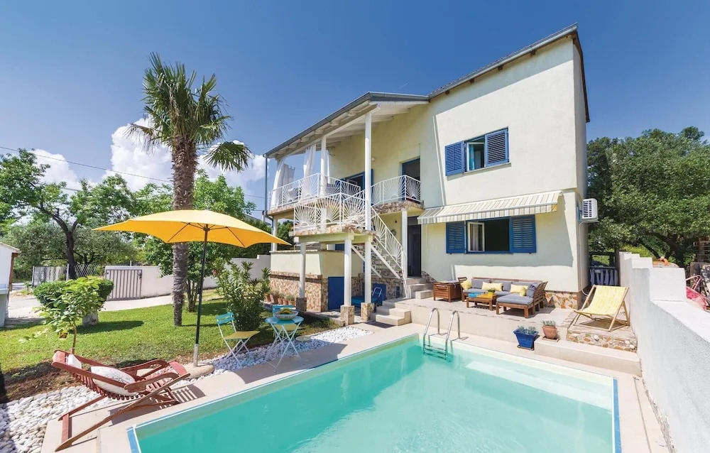 Awesome Home in Sv Filip i Jakov With 2 Bedrooms and Wifi