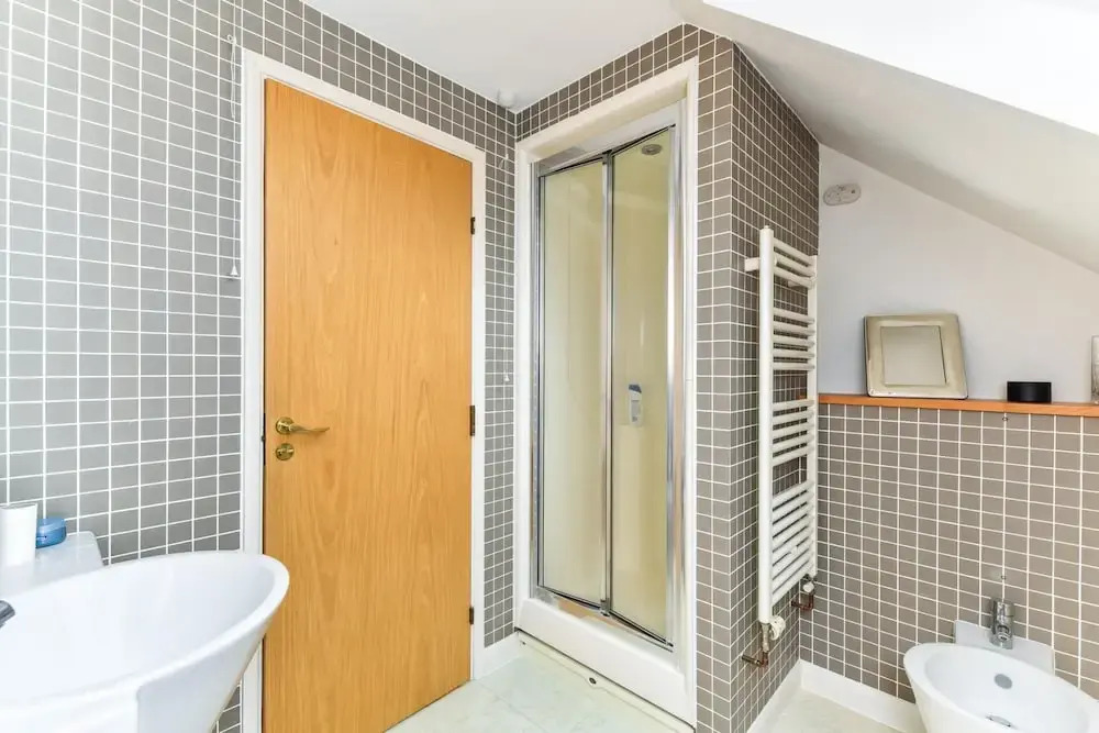 Modern 4 Bedroom Terraced House by the Thames!