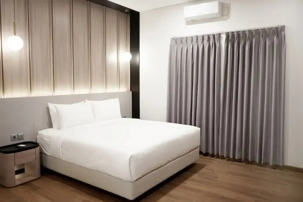 Spot 43 Cafe and Hotel