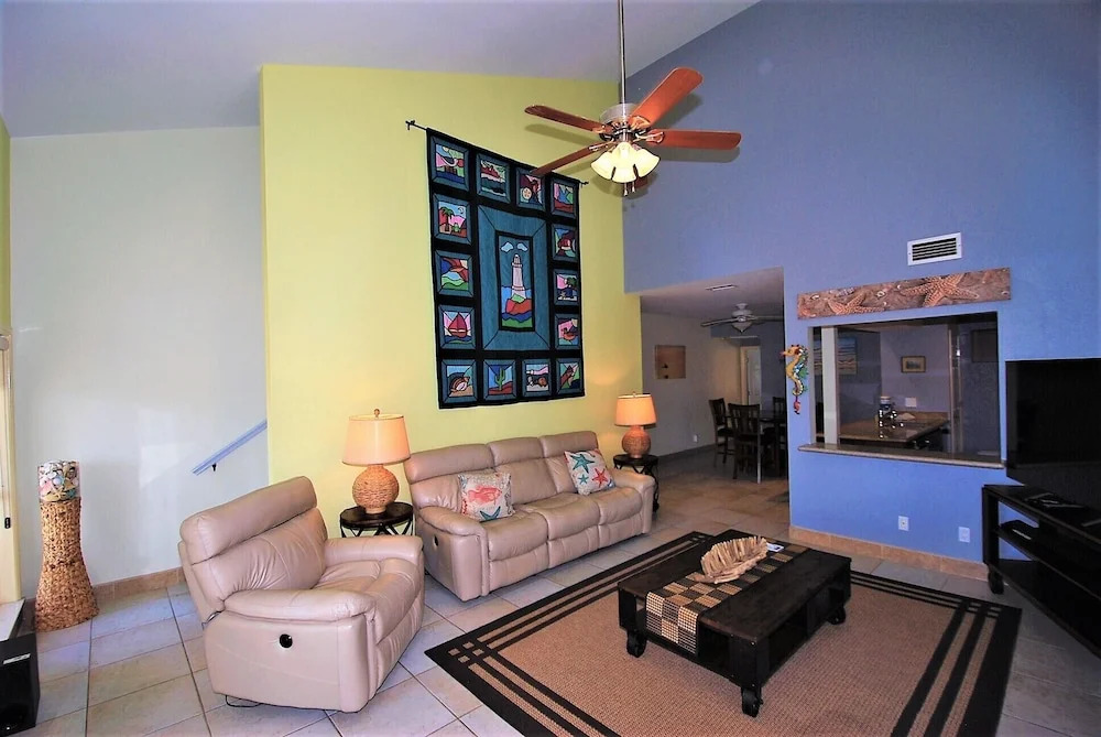 112 E. Cora Lee Townhouse 3 Bedrooms 3 Bathrooms Townhouse