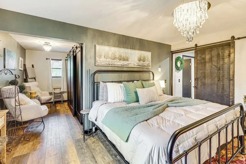 Hot Tub + Arcade Table: Spacious Retreat in Lead