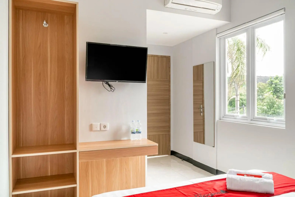 RedDoorz near Puri Indah Mall