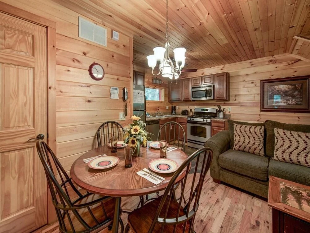 Simple Pleasures 1 Bedroom Home with Hot Tub