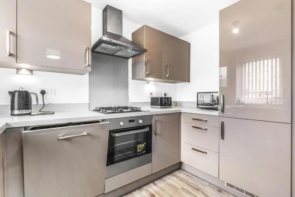 Luxury 2 Bed House City Centre ✘ BBQ & GARDEN ☆ FAMILY FRIENDLY→ Swingball & Outdoor Furniture - FREE PARKING → With 50 Inch Smart TV, FREE NETFLIX & WIFI ✘ Comfy Seating Area - BY MAEVELA®
