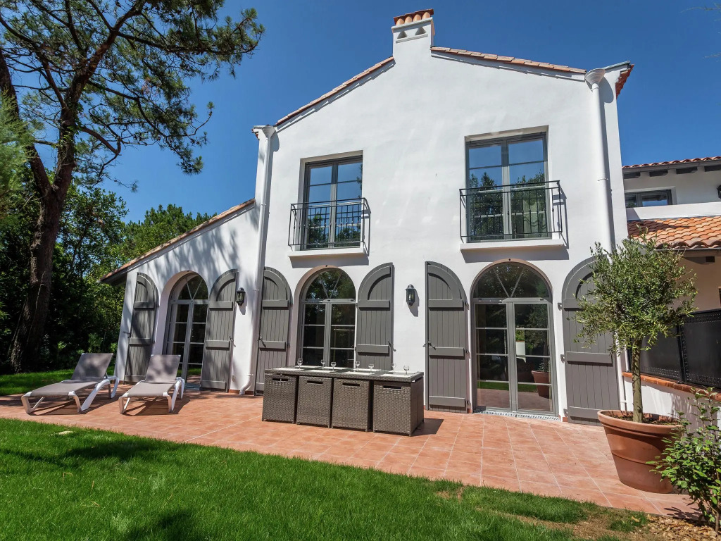 Beautiful villa with terrace in the surfing town of Biarritz