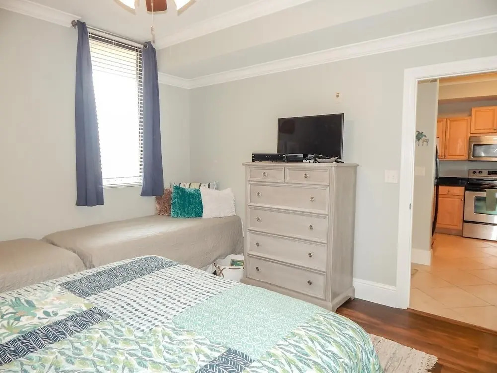 305 Holiday Isle 305 - 2 Br Condo