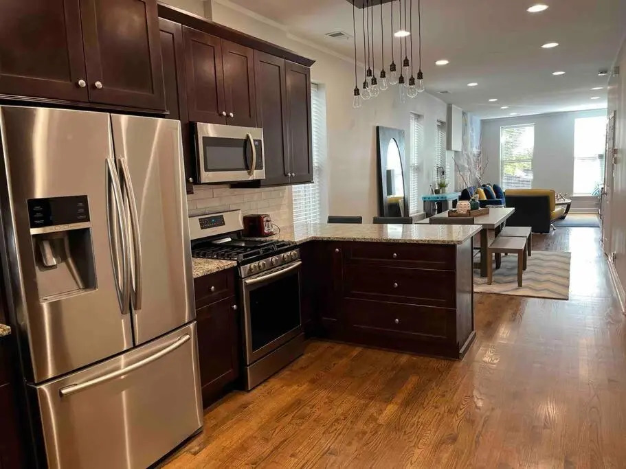 Trendy West Town Flat - 2 bed / 1.5 bath w parking