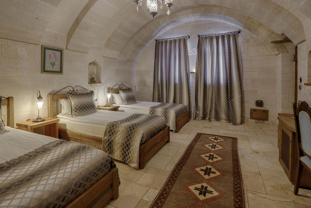 Hera Cave Suites
