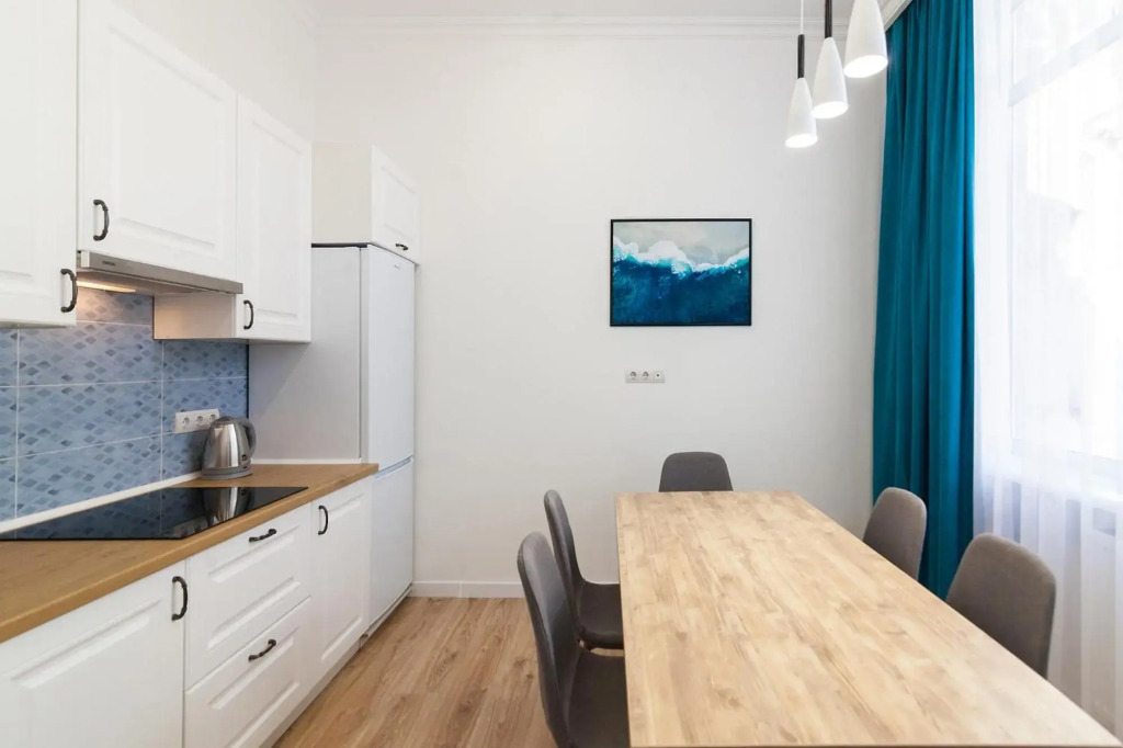 LEOGRAND Three Bedrooms VIP Apartment on Kniazia Romana 12