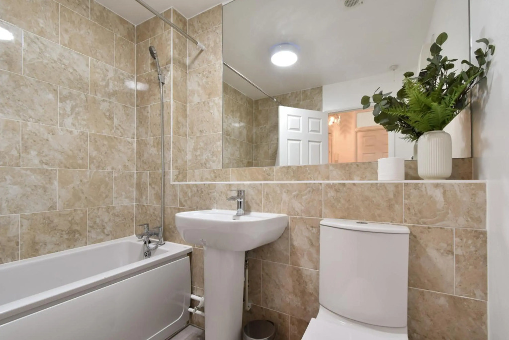 No. 8 - Top Floor Modern Apartment
