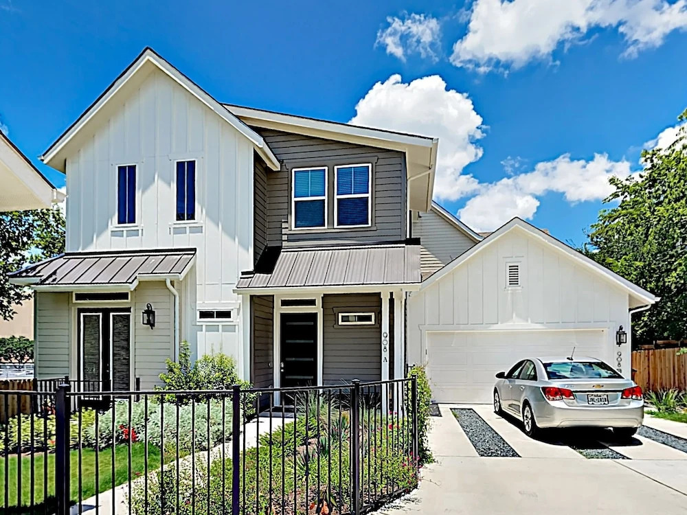 New Listing! Spacious & Lavish Getaway - Downtown! 3 Bedroom Home