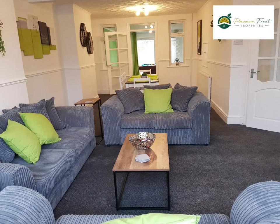 Classy 3-Bedroom MAC House with Garden - Pool Table - Netflix