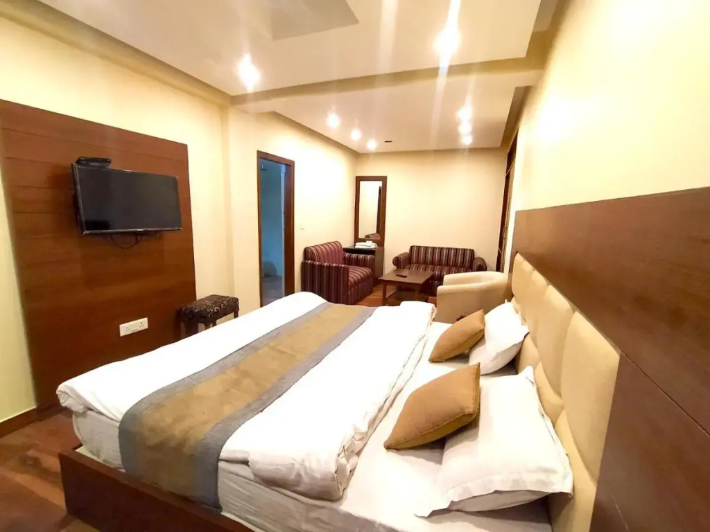 Hotel Samrat - On Mall Road
