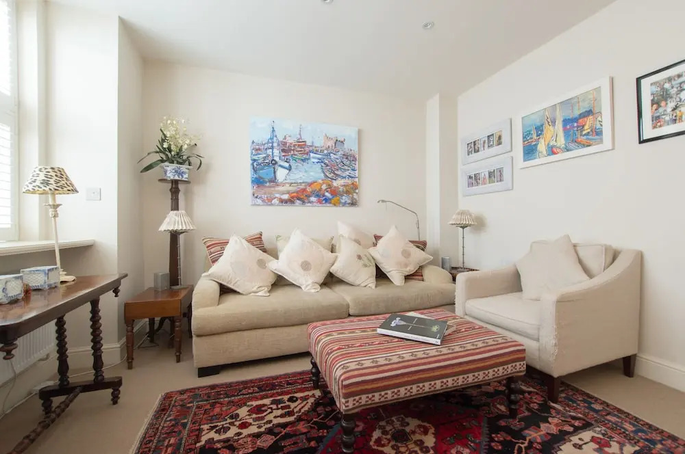 Beautiful Barnes Home with Garden