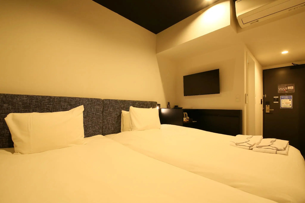 HOTEL TRAD Replay