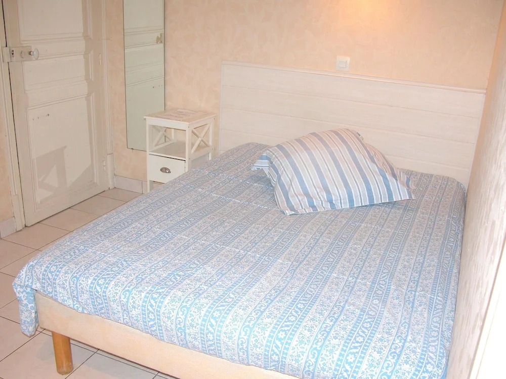 Studio in Néris-les-bains, With Enclosed Garden and Wifi