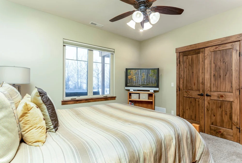 New Listing! Mountain-view Lodge W/ Fireplace And Hot Tub 4 Bedroom Cabin