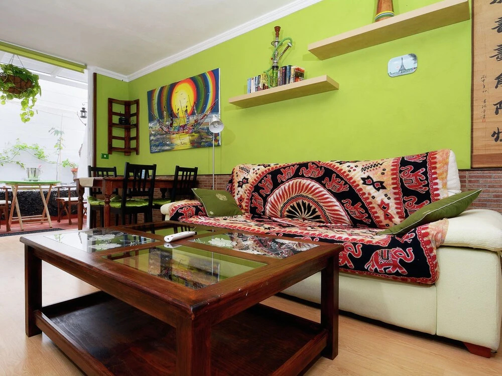 Spacious & Attractive Studio with Communal Pool near Beach