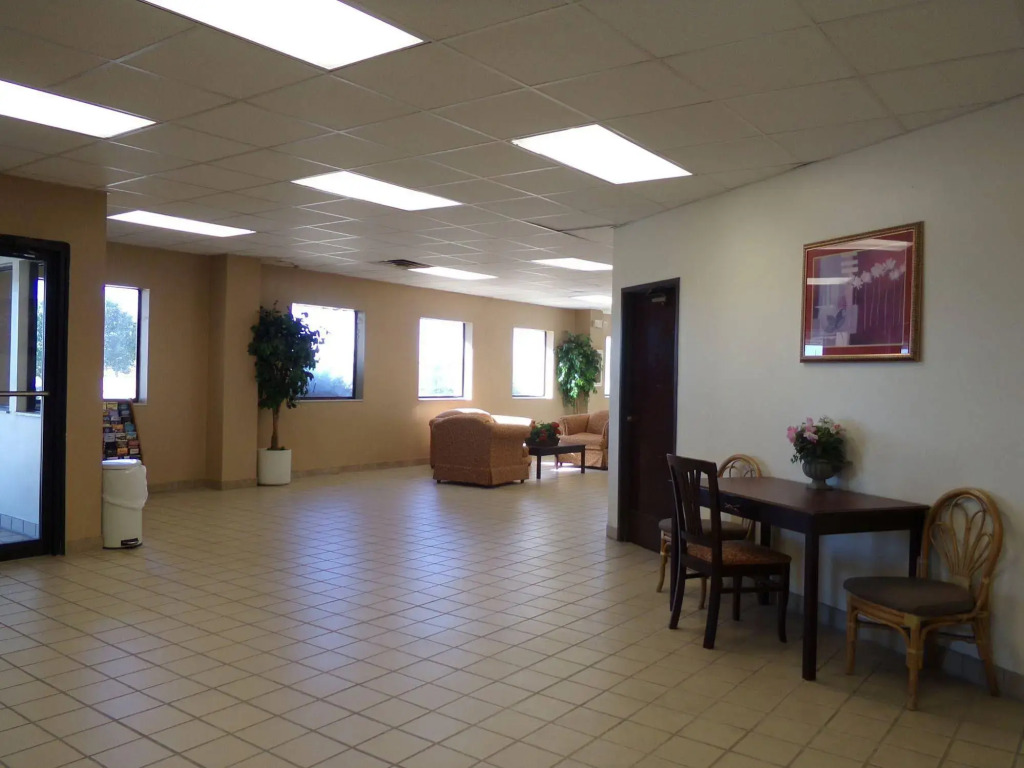 Econo Lodge Inn & Suites