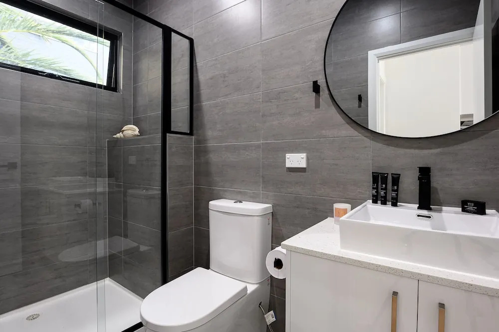 CARLISLE Bright Townhouse in Great Location