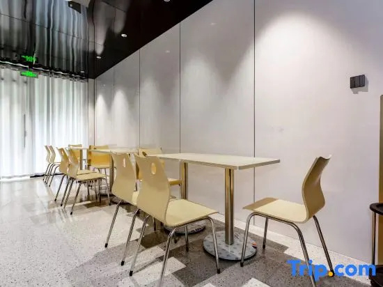 Zhongxian Manchester City Smart Hotel
