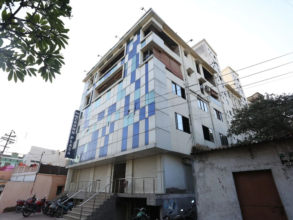 OYO 27725 Hotel Crown Plaza