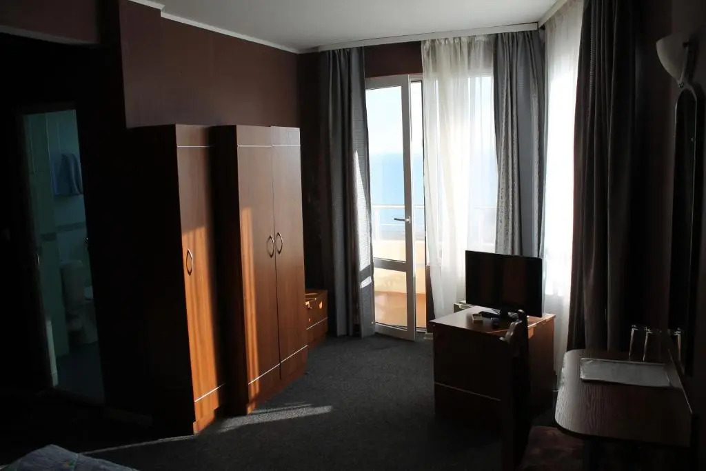 Family Hotel Lazuren Briag