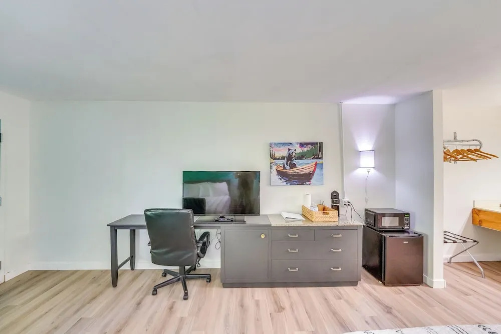 1 Mi to Dtwn! Eureka Springs Studio, Shared Patio