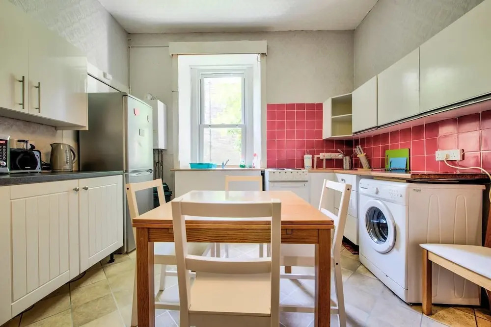 Spacious 4 Bedroom Apartment on the South Side