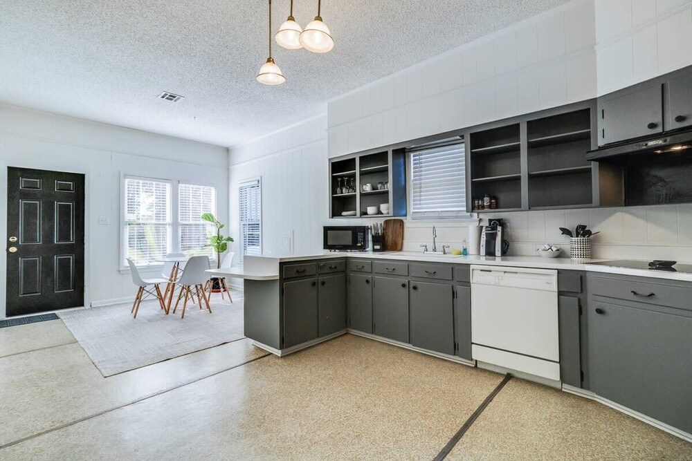 Lafayette Getaway-a Cozy Private Bedroom Close to Downtown With Shared Spaces
