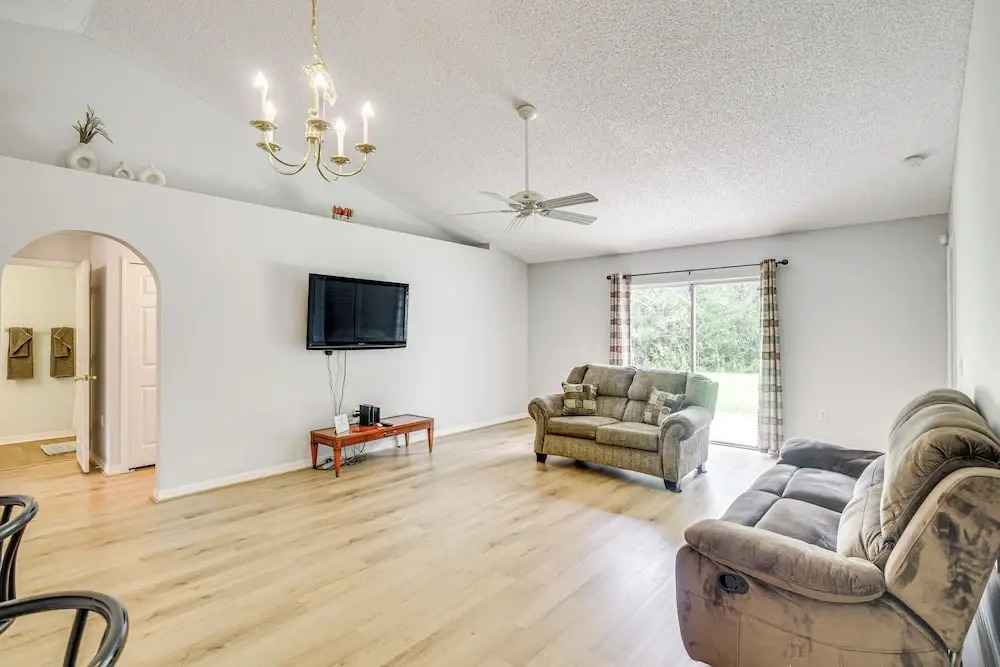 6 Mi to Downtown: Bright Palm Coast Getaway!