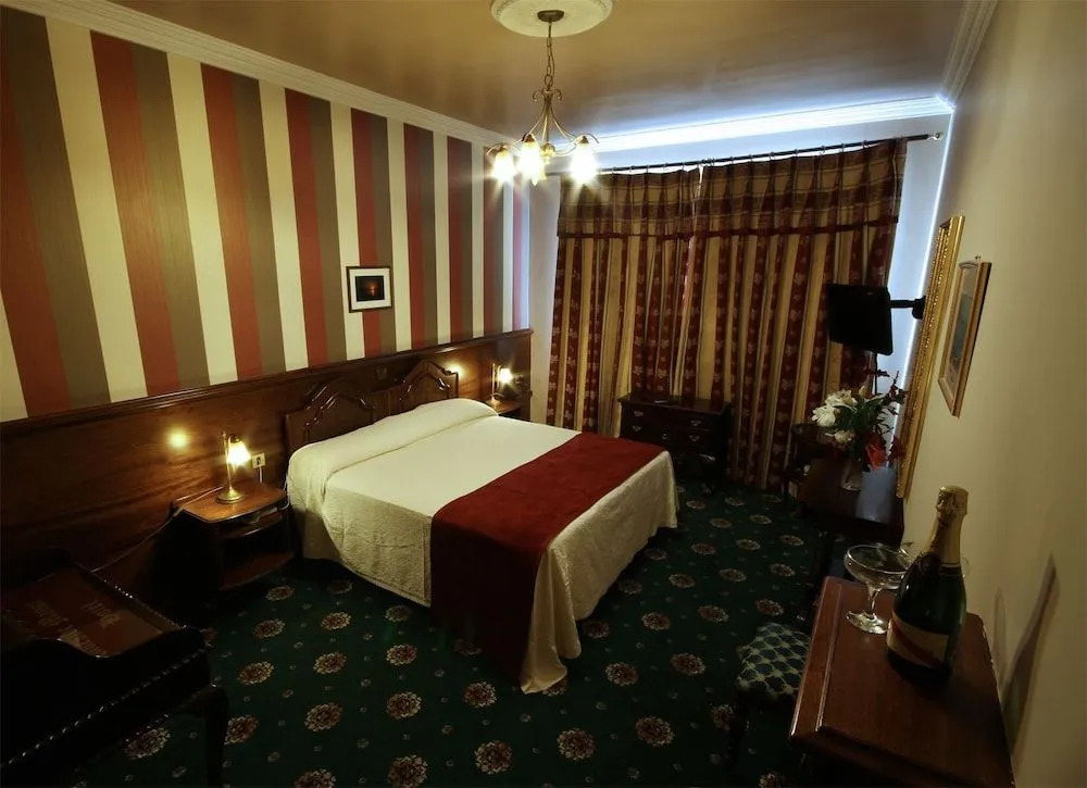 Lakeside Manor Hotel