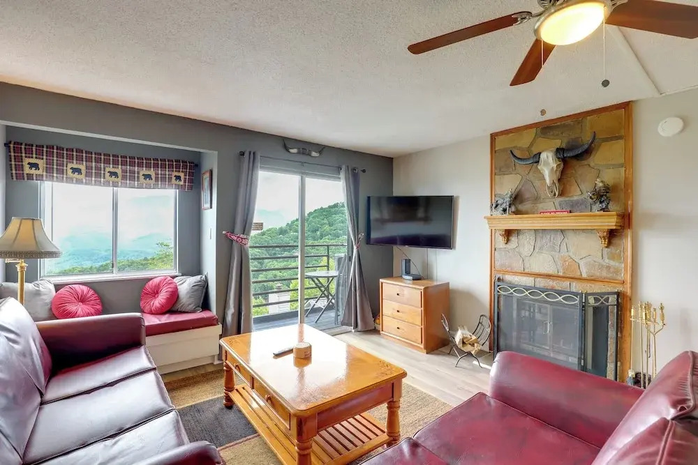 Indoor & Outdoor Pools! Condo 3 Mi to Gsmnp