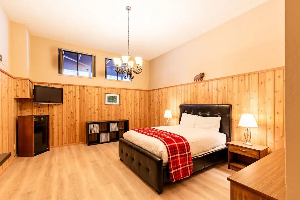 Beautiful 3-Bedroom Contemporary Mountain Home in Northstar by RedAwning Save 10% on 3 Nights, 15% on 5 Nights!