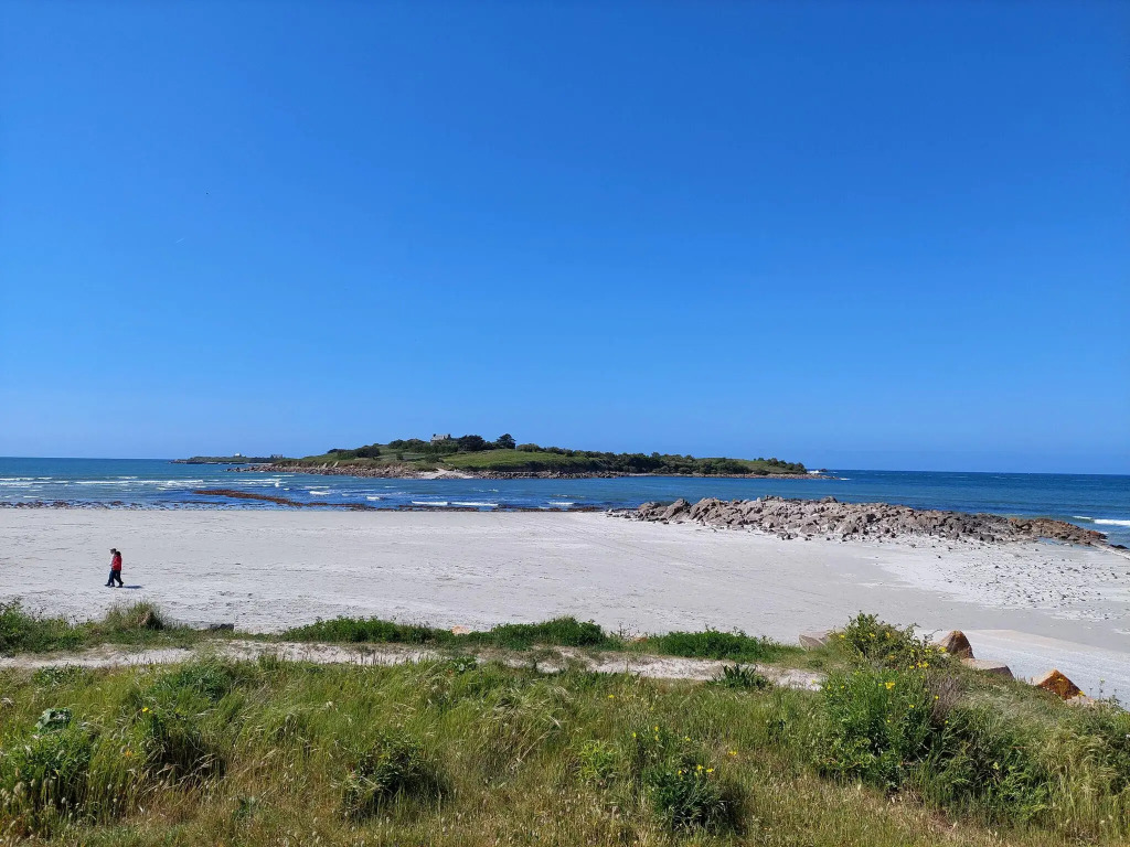 Semi-detached house with sea views, Cléder