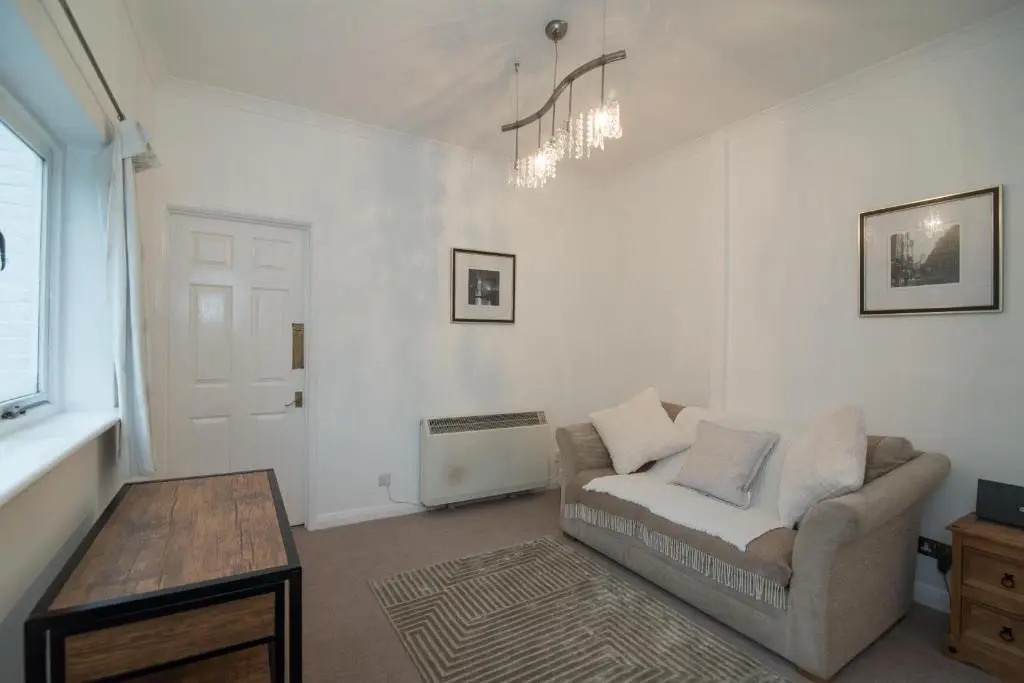 Aston Henry James Cookham Road Cosy flat close to town centre